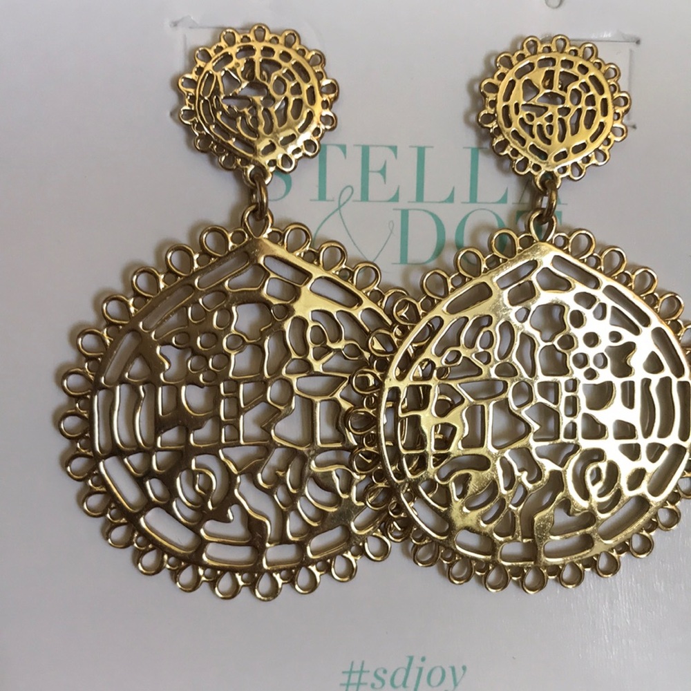 Stella & Dot Sophia earrings
Yellow Gold 
2" in Length
Titanium Posts
